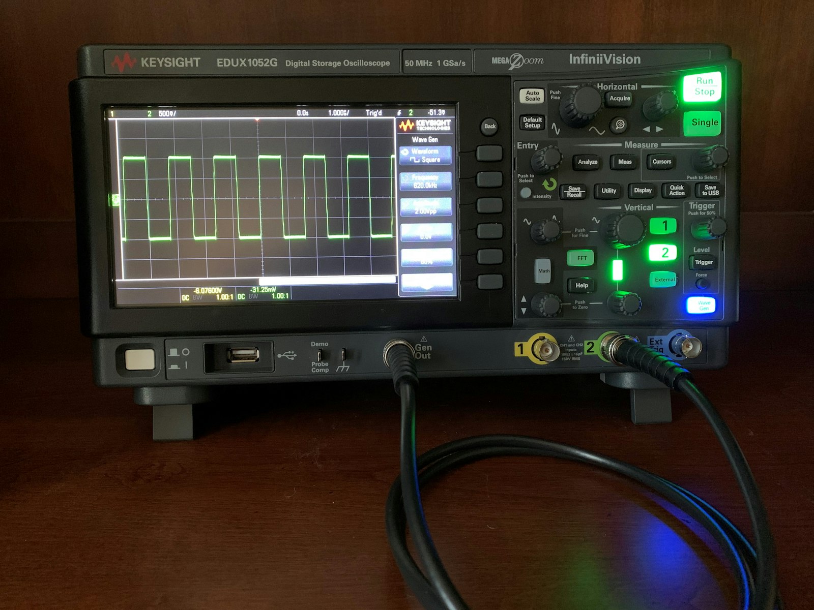 Oscilloscope numérique sur un banc de mesure électronique